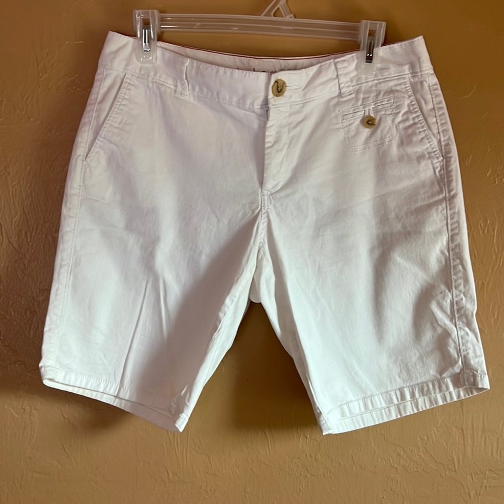 Dockers size 8P Bermuda short.